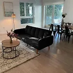 Stylish Westwood Apartment - Steps From Ucla-2 Bedroom 2 Bath