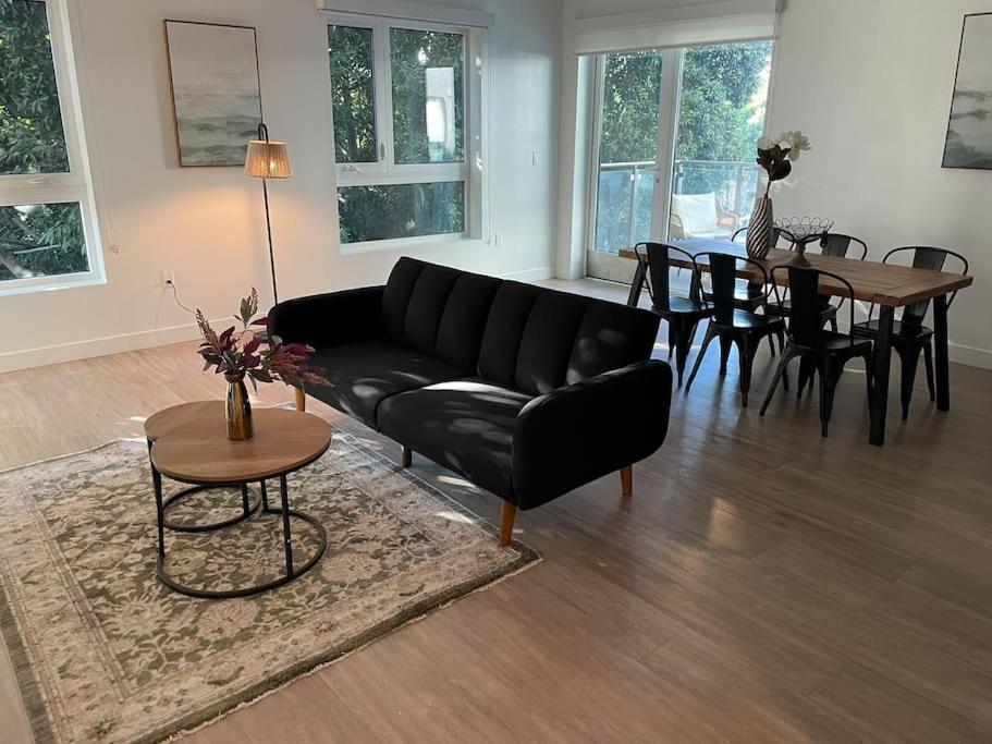 Stylish Westwood - Steps From Ucla-2 Bedroom 2 Bath * Los Angeles