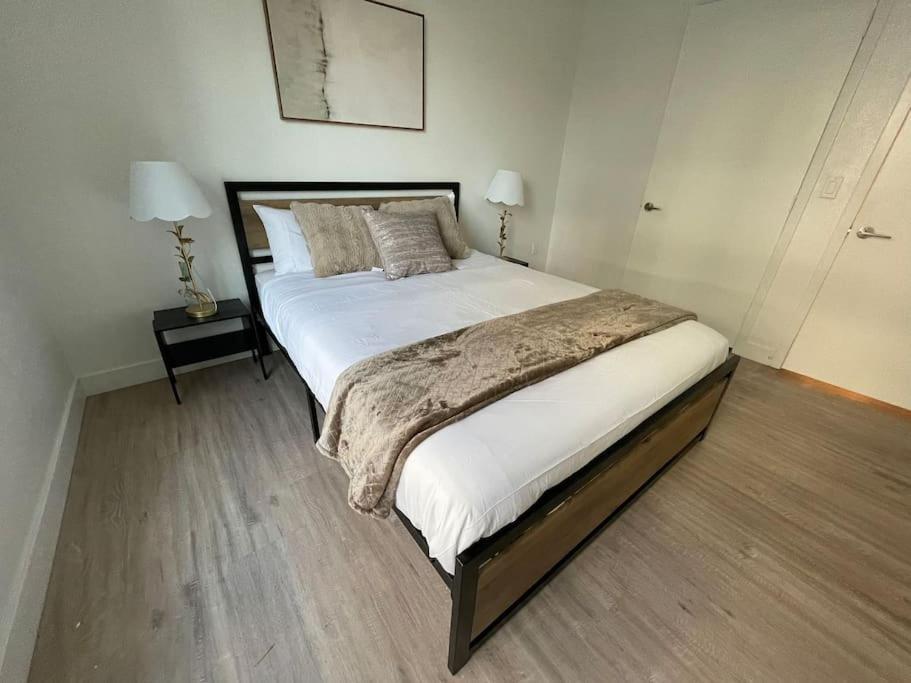Apartment Stylish Westwood - Steps From Ucla-2 Bedroom 2 Bath Los Angeles