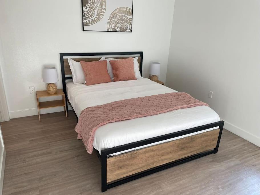 Stylish Westwood - Steps From Ucla-2 Bedroom 2 Bath *