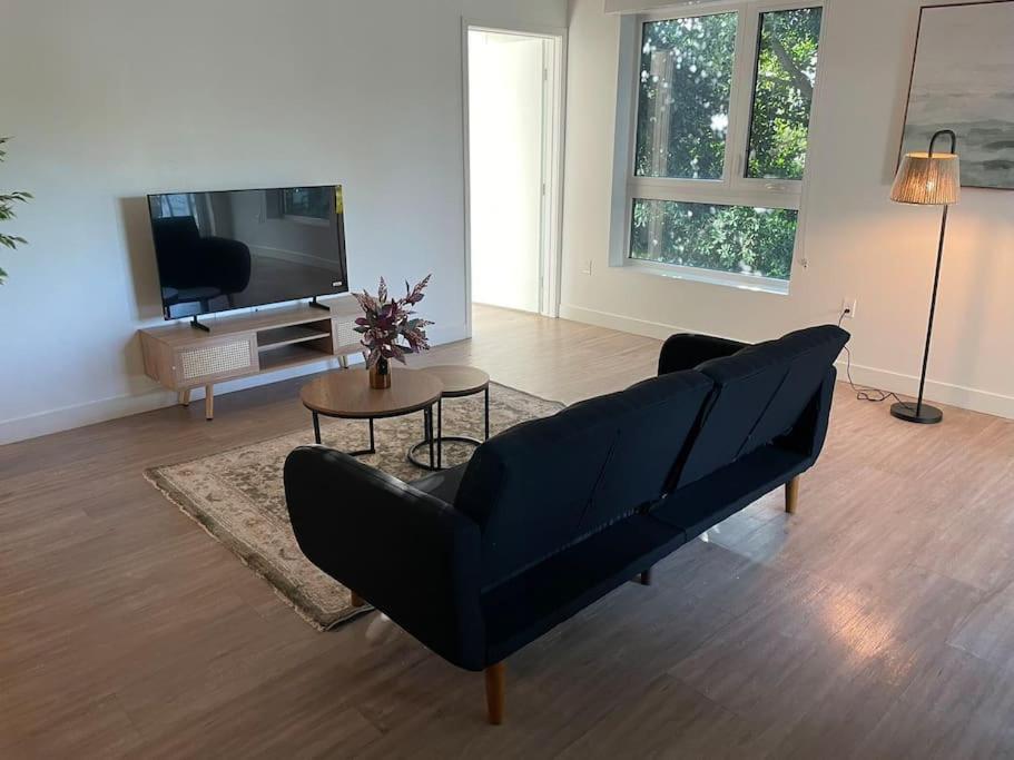 Stylish Westwood - Steps From Ucla-2 Bedroom 2 Bath Los Angeles